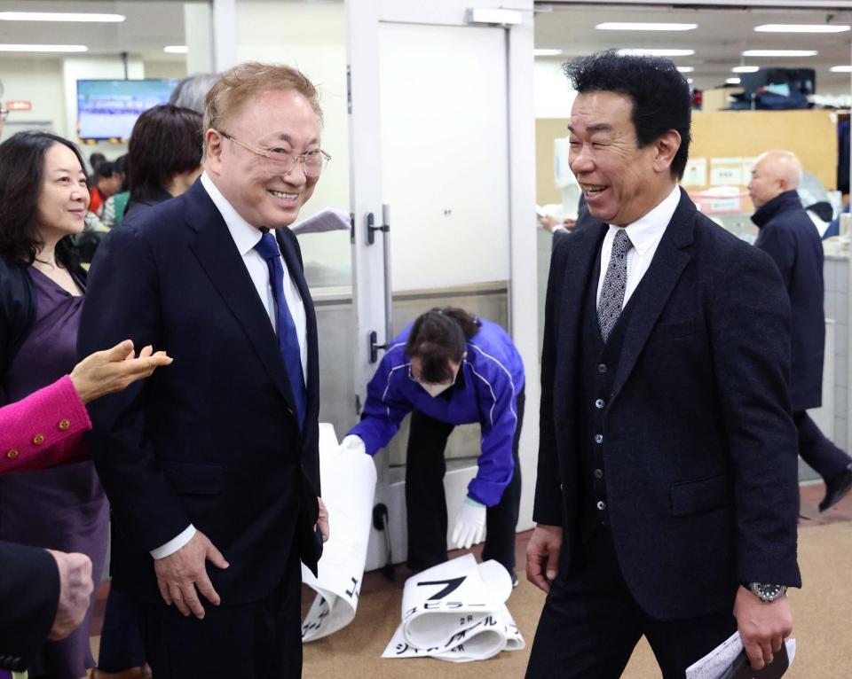 レース後、藤原英調教師と談笑する高須克彌オーナー（左）