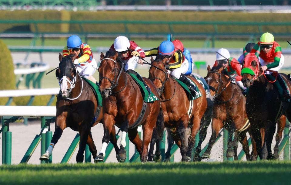ブランクをものともせず抜け出すソンシ（左から２頭目）＝撮影・石湯恒介