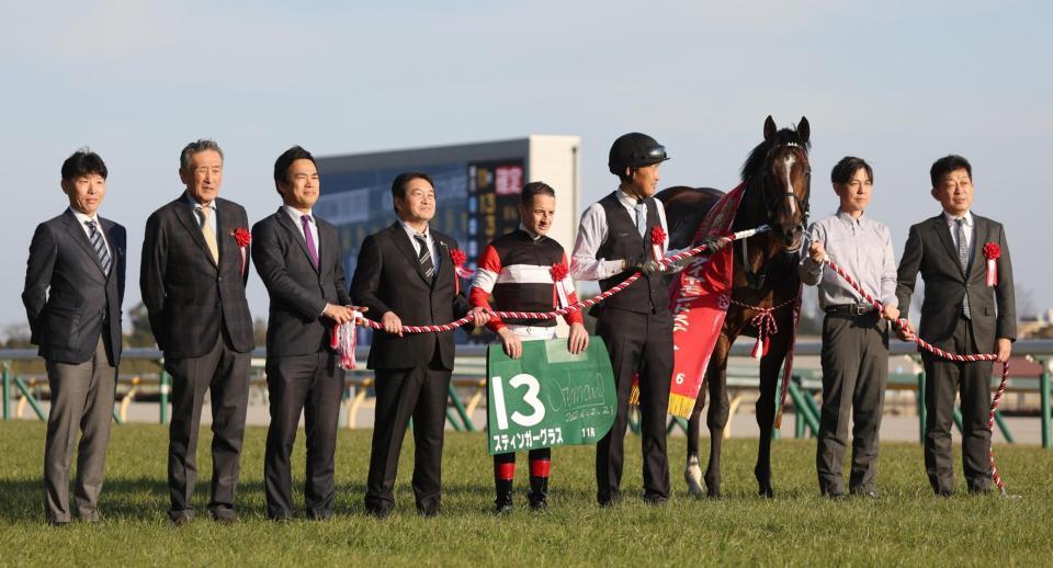 ダイヤモンドＳを勝利したスティンガーグラスとルメール騎手（左から５人目）。左から８人目は友道調教師