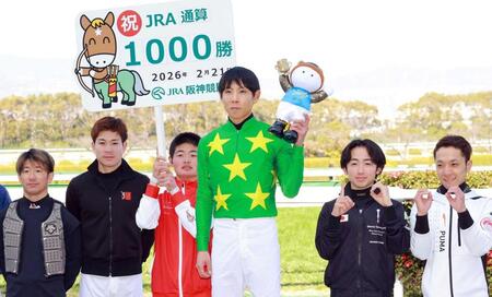 　ＪＲＡ通算１０００勝を達成した北村友（右）と騎手仲間たち（撮影・石湯恒介）