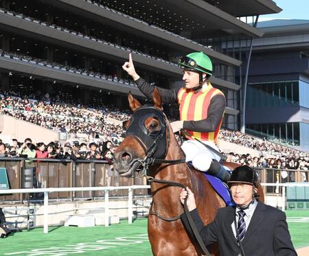 スタンドのファンにポーズをとるクリストフ・ルメール騎手とコスタノヴァ（撮影・園田高夫）