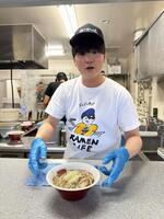 人気ＹｏｕＴｕｂｅｒ・ＳＵＳＵＲＵさんが自家製ラーメンを手渡す＝東京競馬場