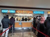 人気ＹｏｕＴｕｂｅｒ・ＳＵＳＵＲＵさんが初出店した「北ノ醤油チーホー」＝東京競馬場