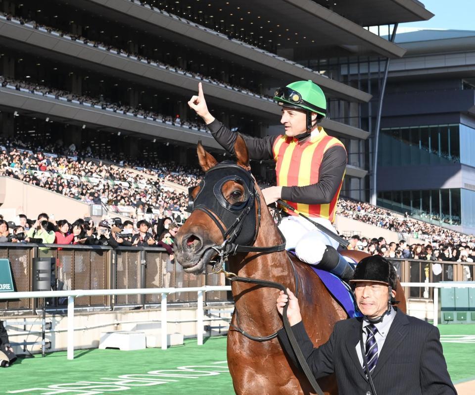 スタンドのファンにポーズをとるクリストフ・ルメール騎手とコスタノヴァ（撮影・園田高夫）