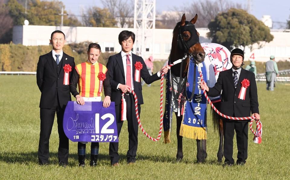 コスタノヴァと（左から）木村哲也調教師、クリストフ・ルメール騎手ら（撮影・園田高夫）