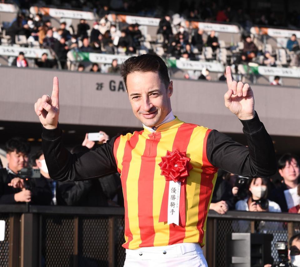 ポーズをとるクリストフ・ルメール騎手（撮影・園田高夫）