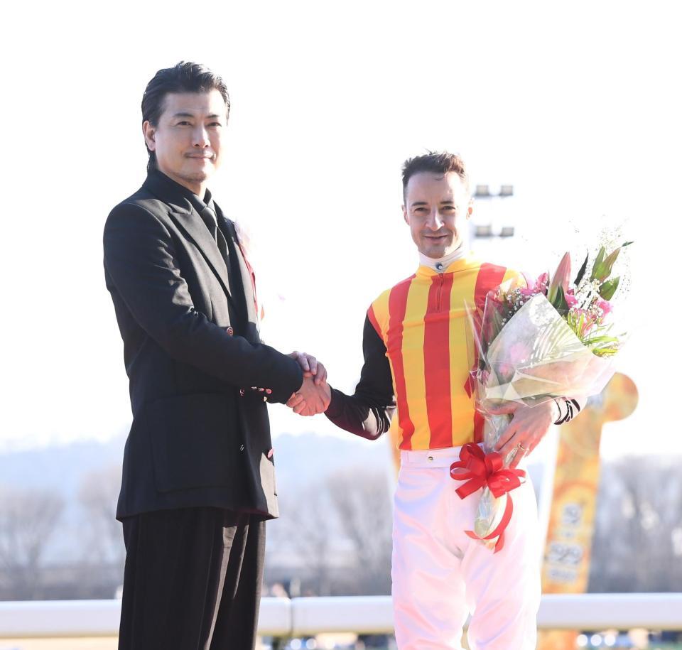 クリストフ・ルメール騎手と握手する玉山鉄二（左）＝撮影・園田高夫