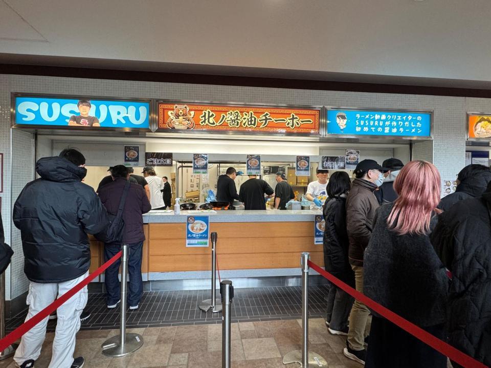 人気ＹｏｕＴｕｂｅｒ・ＳＵＳＵＲＵさんが初出店した「北ノ醤油チーホー」＝東京競馬場