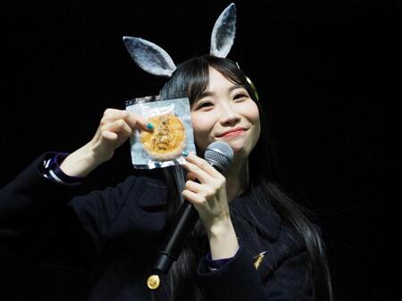 「ウマ娘　プリティーダービー」とのコラボトークショーで、草加せんべいの食レポをしたクロノジェネシス役の真名瀬日和