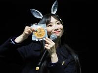 「ウマ娘　プリティーダービー」とのコラボトークショーで、草加せんべいの食レポをしたクロノジェネシス役の真名瀬日和