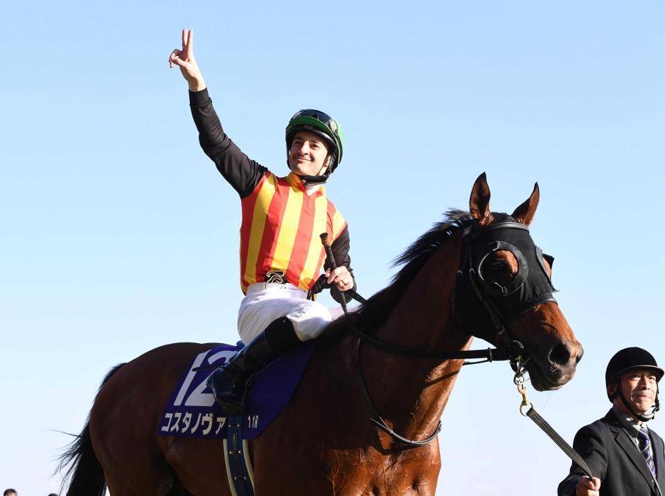 　２連覇を達成しＶサインをするルメールとコスタノヴァ（撮影・園田高夫）