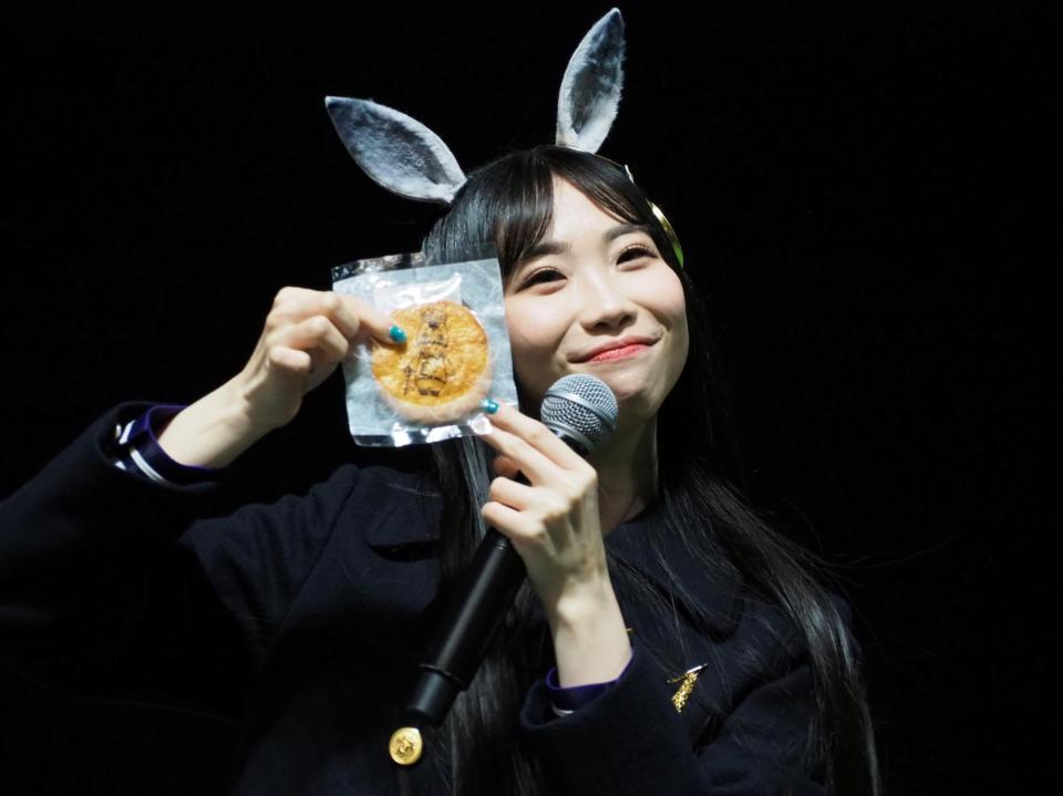 「ウマ娘　プリティーダービー」とのコラボトークショーで、草加せんべいの食レポをしたクロノジェネシス役の真名瀬日和