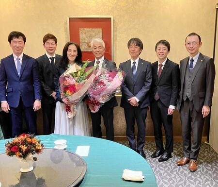 　花束を贈られた国枝師と宣子夫人（中央）