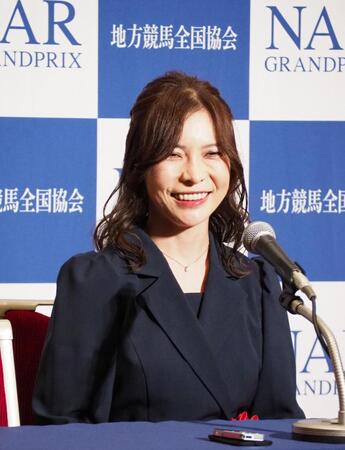 「ＮＡＲグランプリ２０２５」表彰式で特別賞を受賞した宮下瞳元騎手（現調教師）