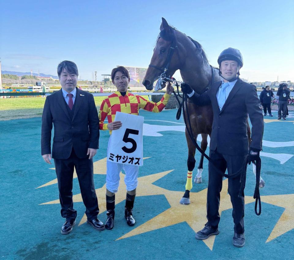 　ミヤジオズ勝利後の記念撮影に納まる（左から）鈴木孝師、和田竜、生田厩務員（鈴木孝師提供）