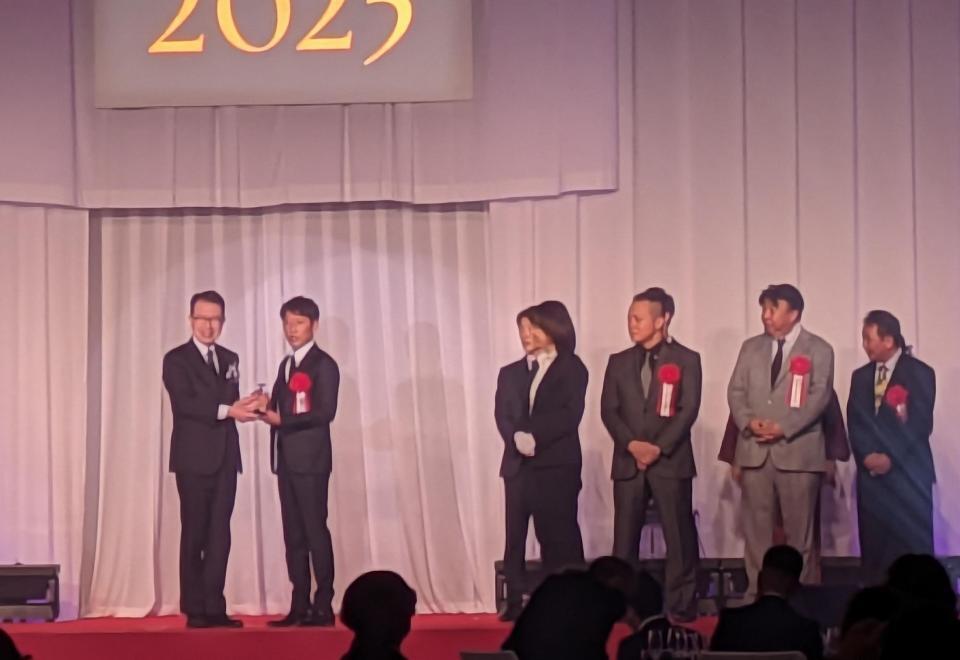 ２歳最優秀牡馬に選出され、表彰されるベストグリーンの國信泰秀オーナー（左から２人目）