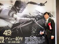 　会場入り口のパネルにサインを入れた武豊