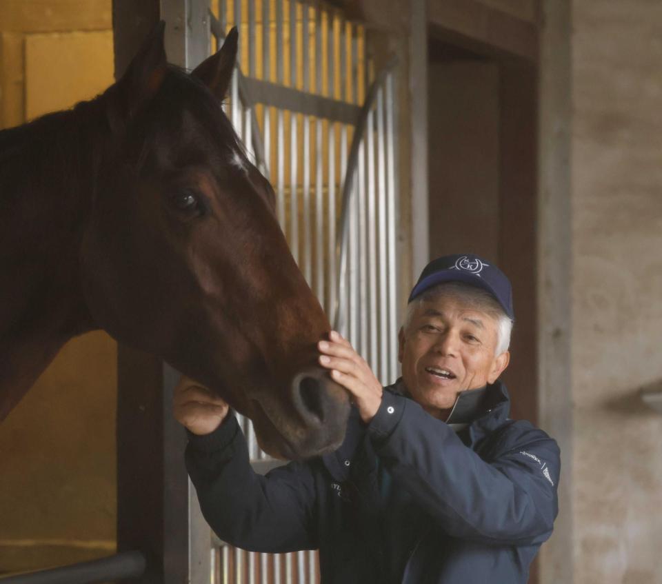 　ラストウイークに送り出すサトノエピックと国枝師（撮影・佐々木彰尚）