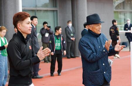 ９Ｒを勝利した国枝師（右）と祝いに駆けつける国分優作（撮影・石湯恒介）