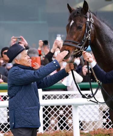 アマキヒを労う国枝栄師（撮影・石湯恒介）