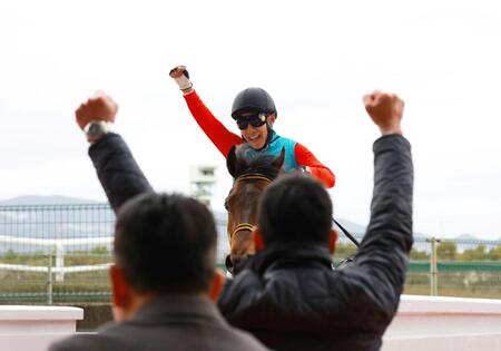 ガッツポーズを見せる藤岡佑介＝阪神競馬場（撮影・石湯恒介）