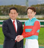 藤岡健一師（左）と藤岡佑介＝阪神競馬場（撮影・石湯恒介）