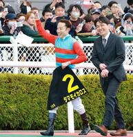 声援に応える藤岡佑介＝阪神競馬場（撮影・石湯恒介）