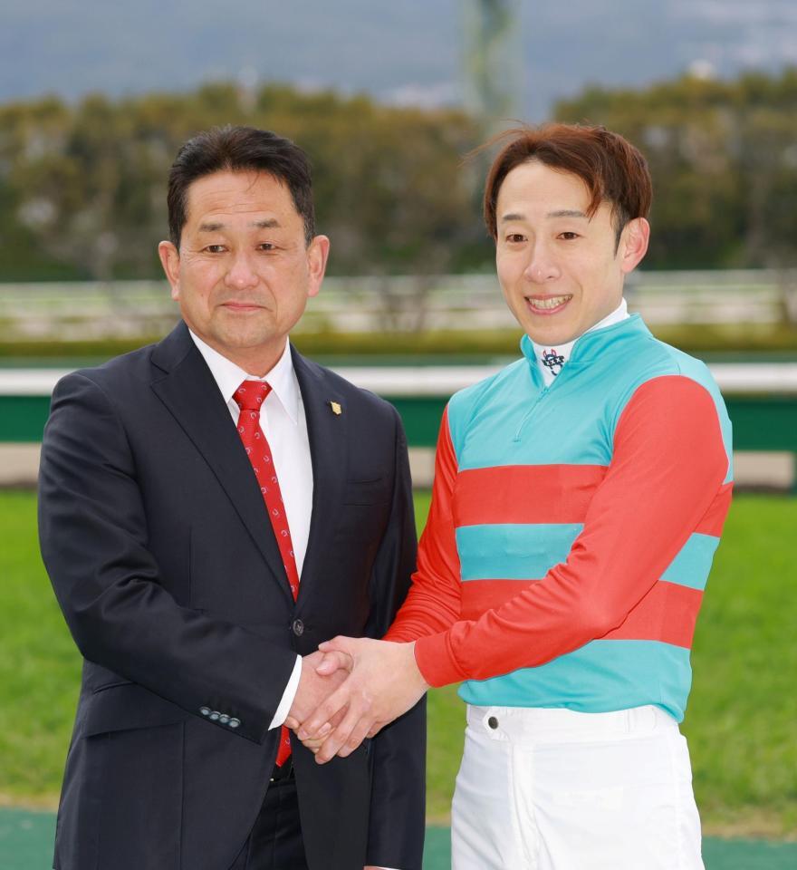 藤岡健一師（左）と藤岡佑介＝阪神競馬場（撮影・石湯恒介）