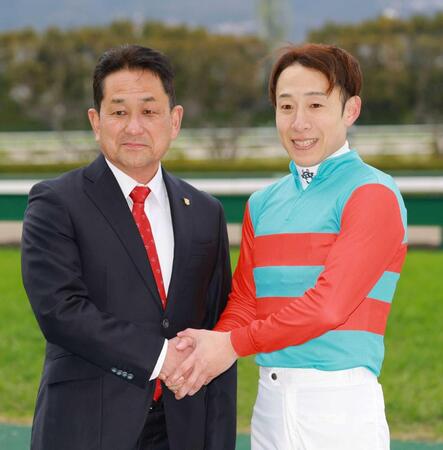 　藤岡師（左）と握手を交わす藤岡佑
