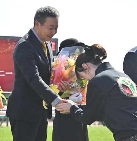 根本師（左）と握手を交わす藤田菜七子＝中山競馬場（撮影・持木克友）