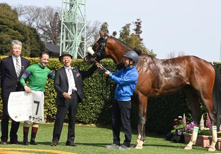 ４Ｒ３歳１勝クラスを勝ったチャーリーと国枝師、Ｃ　ルメール＝中山競馬場（撮影・持木克友）