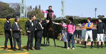 ５Ｒ３歳未勝利を勝ったサザンテイオーと長浜と馬に乗る根本師（撮影・持木克友）