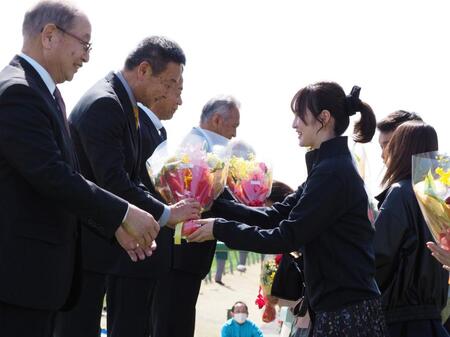 引退セレモニーで師匠の根本康広調教師に花束を渡す藤田菜七子元騎手