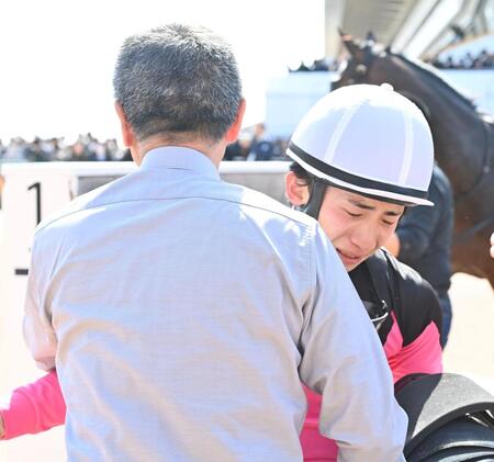 ５Ｒ３歳未勝利をサザンテイオーで勝ち根本師（左）と抱き合う長浜（撮影・持木克友）