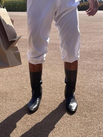 中山５Ｒをサザンテイオーで勝利した長浜鴻緒騎手がこの日履いていたのは、引退する根本康広調教師が87年にメリーナイスで日本ダービーを制した際に着用していたブーツ