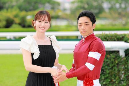 神戸新聞杯をエリキングで制した川田騎手と握手を交わす皆藤愛子
