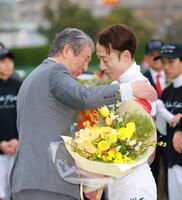 　師匠の作田誠二元調教師（左）から労いを受ける藤岡佑