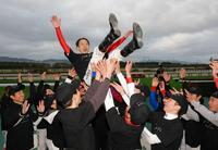 　騎手仲間から胴上げされる藤岡佑介（撮影・石湯恒介）