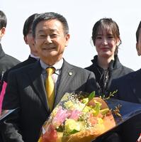 写真に納まる根本師と藤田菜七子＝中山競馬場（撮影・持木克友）