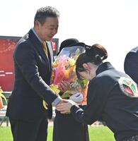 根本師（左）と握手を交わす藤田菜七子＝中山競馬場（撮影・持木克友）