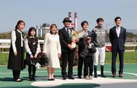 定年を迎える佐々木晶三師（左から４人目）＝撮影・石湯恒介