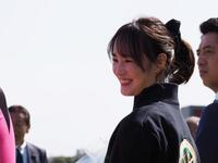 引退する根本康広調教師のセレモニーに駆け付けた藤田菜七子元騎手