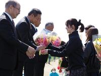 引退セレモニーで師匠の根本康広調教師に花束を渡す藤田菜七子元騎手