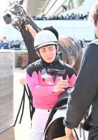 根本師の騎手服を借りてサザンテイオーで勝利し涙を浮かべる長浜（撮影・持木克友）