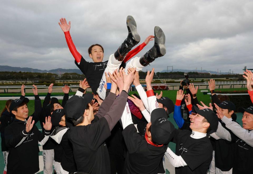 　騎手仲間から胴上げされる藤岡佑介（撮影・石湯恒介）