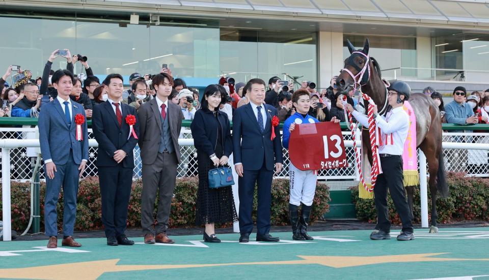 チューリップ賞を制したタイセイボーグと関係者ら（撮影・石湯恒介）