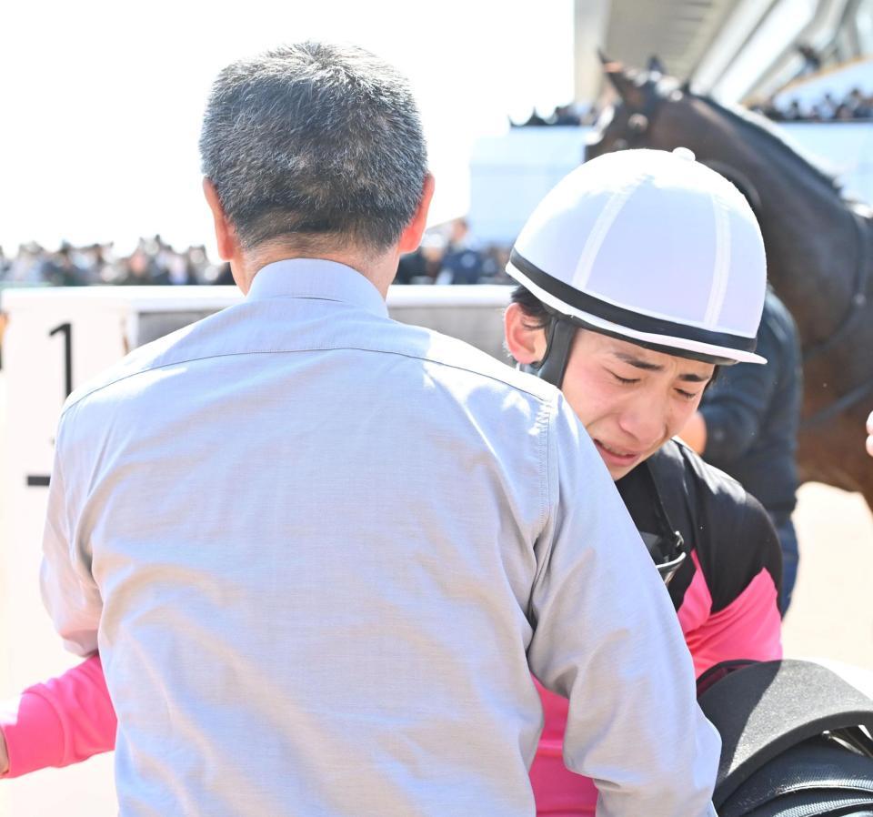 ５Ｒ３歳未勝利をサザンテイオーで勝ち根本師（左）と抱き合う長浜（撮影・持木克友）