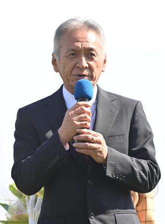 　引退セレモニーであいさつする小西師（撮影・持木克友）