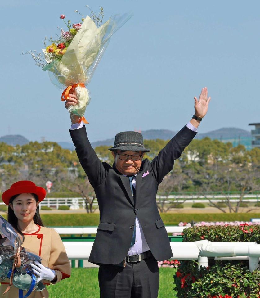 　声援に応える佐々木師（撮影・石湯恒介）