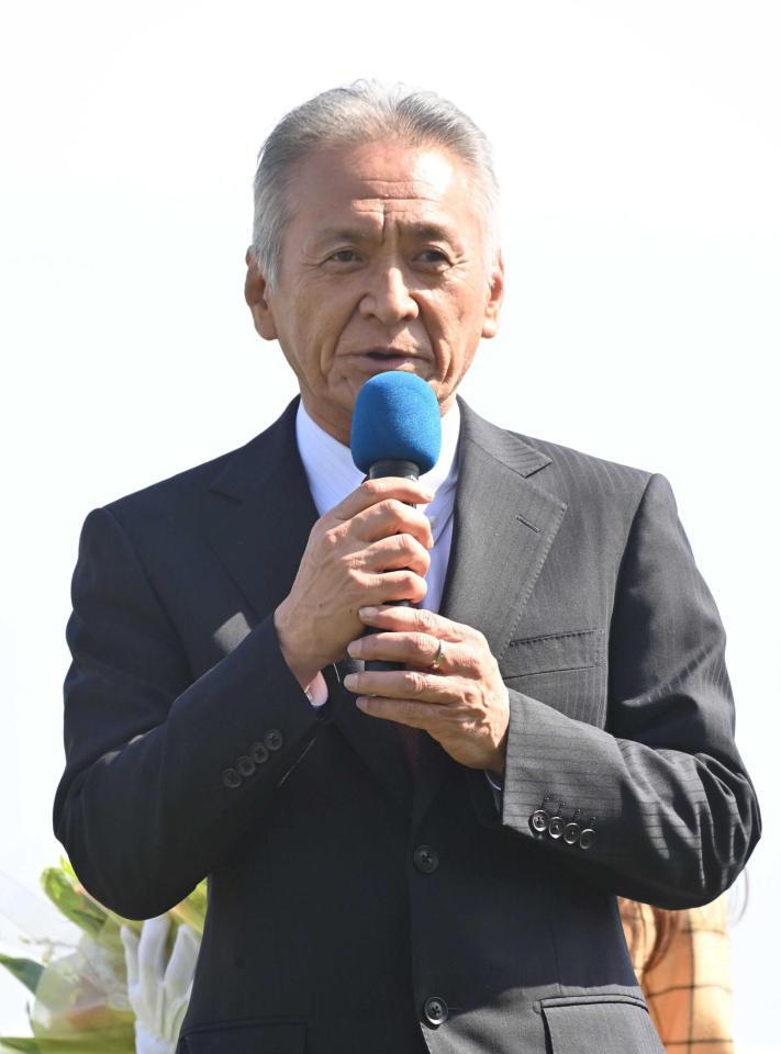 　引退セレモニーであいさつする小西師（撮影・持木克友）